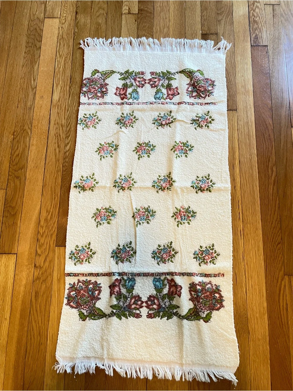 Vintage 1970s Floral Bath Towel Fringed Rose Bouquet Grandmillennial 42x20